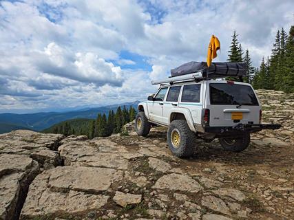 Jeep-XJ-Cliff