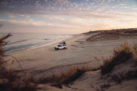 GonDirtin_BajaYMas_Landcruiser_on_beach_beauty_shot