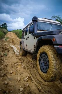 congo-jeep-wheelspin-mud