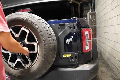 Smittybilt_Spare_tire_kit_installed