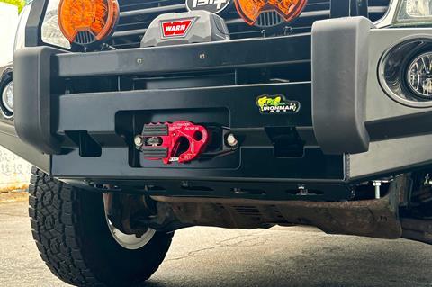 UltraHook is the first winch hook that can be stored neatly against a winch’s fairlead protecting it from a metal to metal connection, thanks to EPDM rubber pads, which also eliminate the UltraHook from rattling.