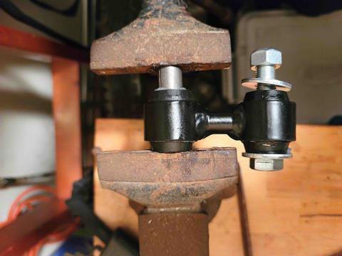 Install_Hellwig Ford Bronco Bushing vice clamp
