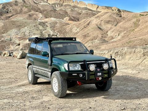 By slightly pushing the tires outside of the fenders, +0 offset wheels give the Land Cruiser a slight “rollerskate” look.