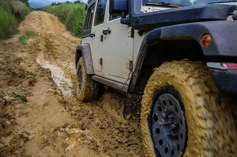 congo-jeep-wheelspin-mud