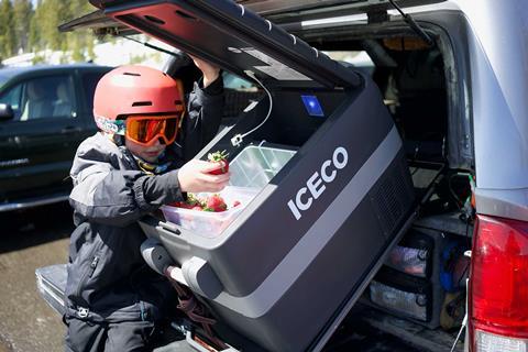 04-alu-cab-fridge-slide