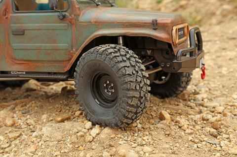 Miniature KMC Roswell beadlock wheels are shod with 4.45-inch-tall Pit Bull Rock Beast tires.