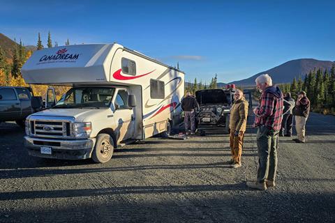 2025-Alcan-5000-Rally-helping-German-tourists-2-flats_credit-Mercedes-Lilienthal