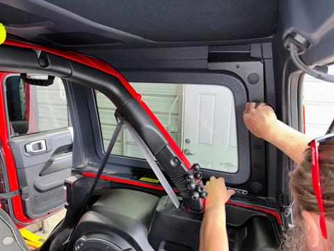004-OVR-Wrangler-Jl-Rhino-Rack